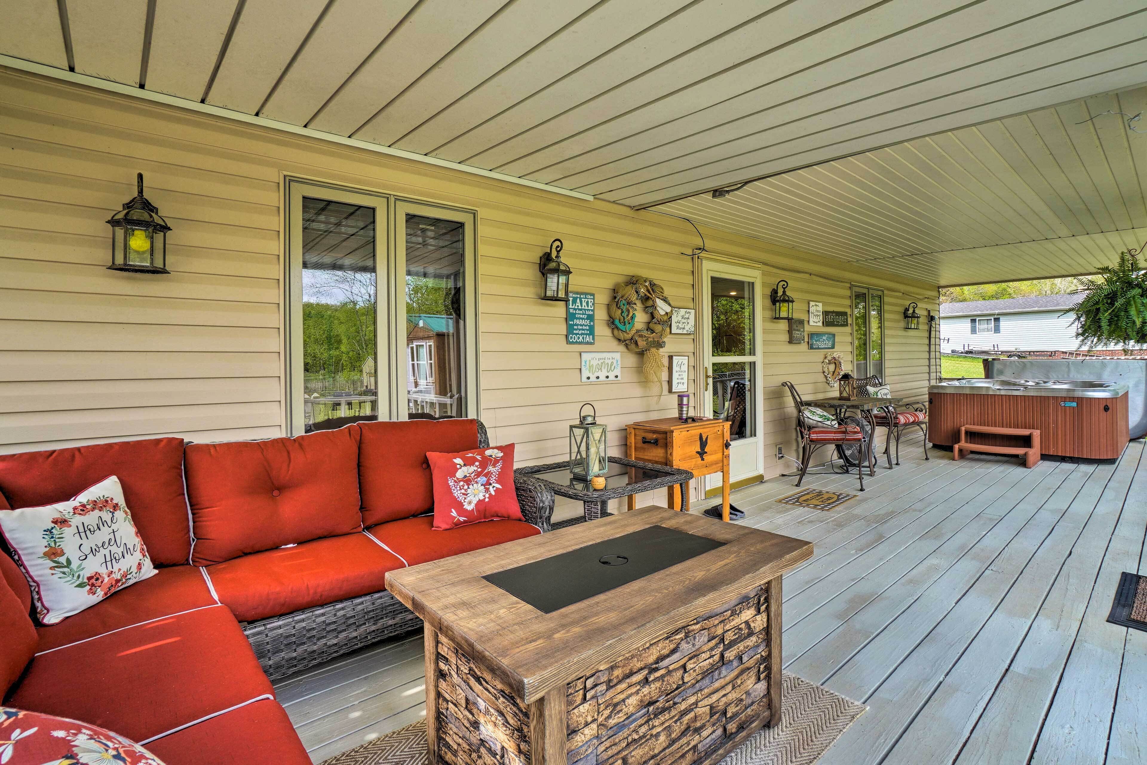 Lakeside Escape With Hot Tub - 14 Miles to Branson