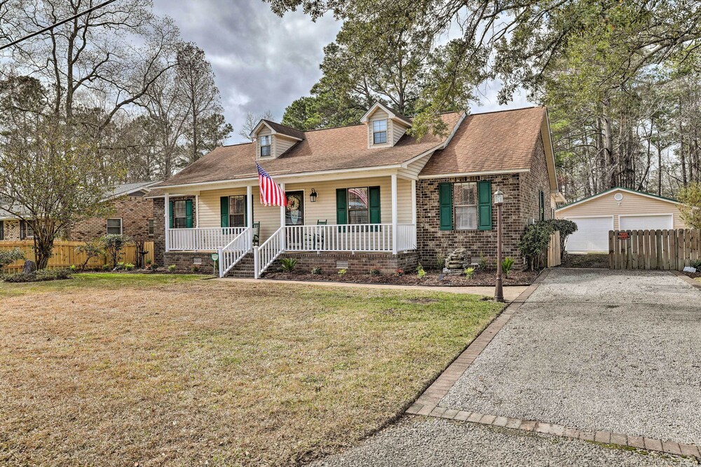 Lakeside Happiness: Home on Lake Moultrie!