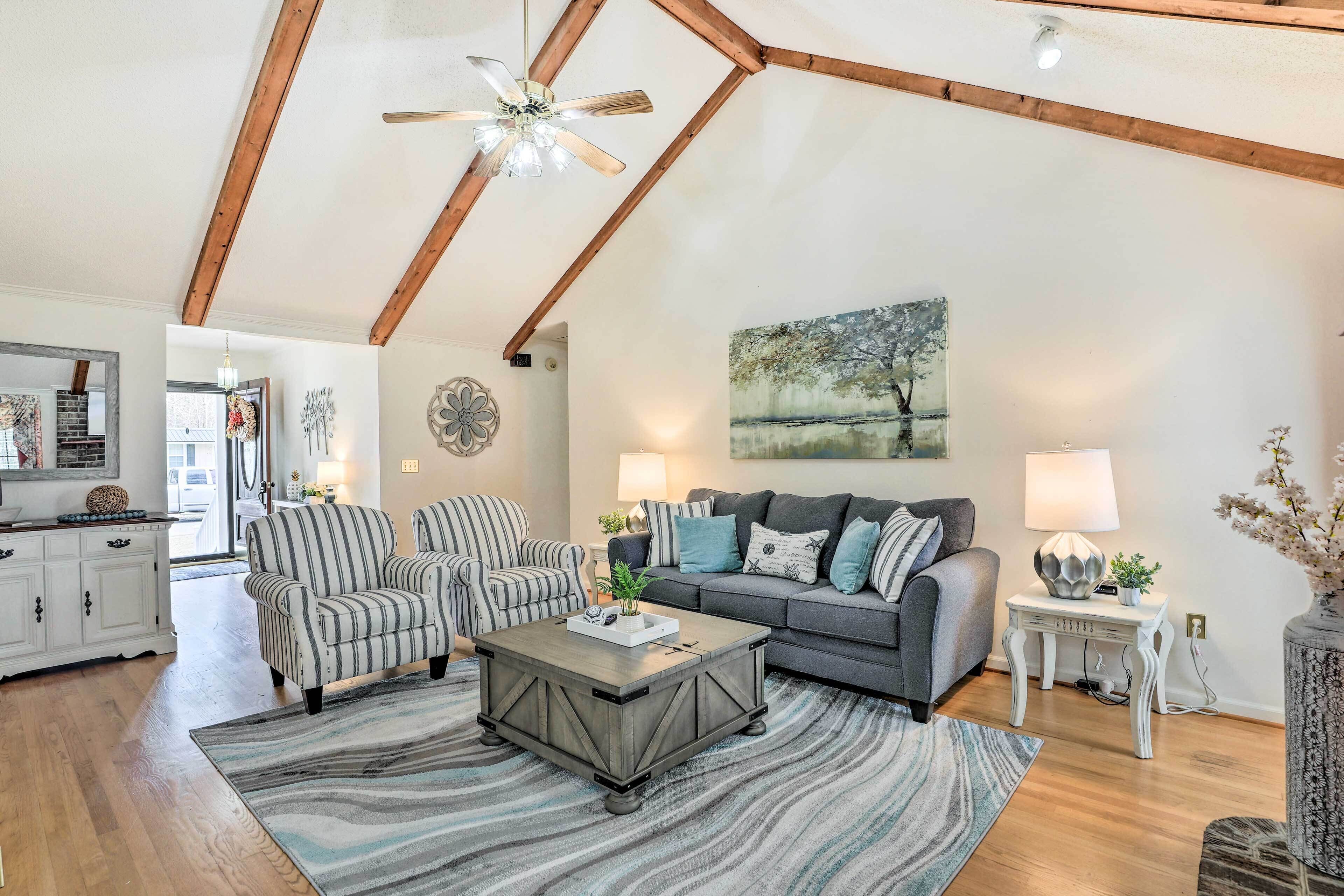 Lakeside Happiness: Home on Lake Moultrie!