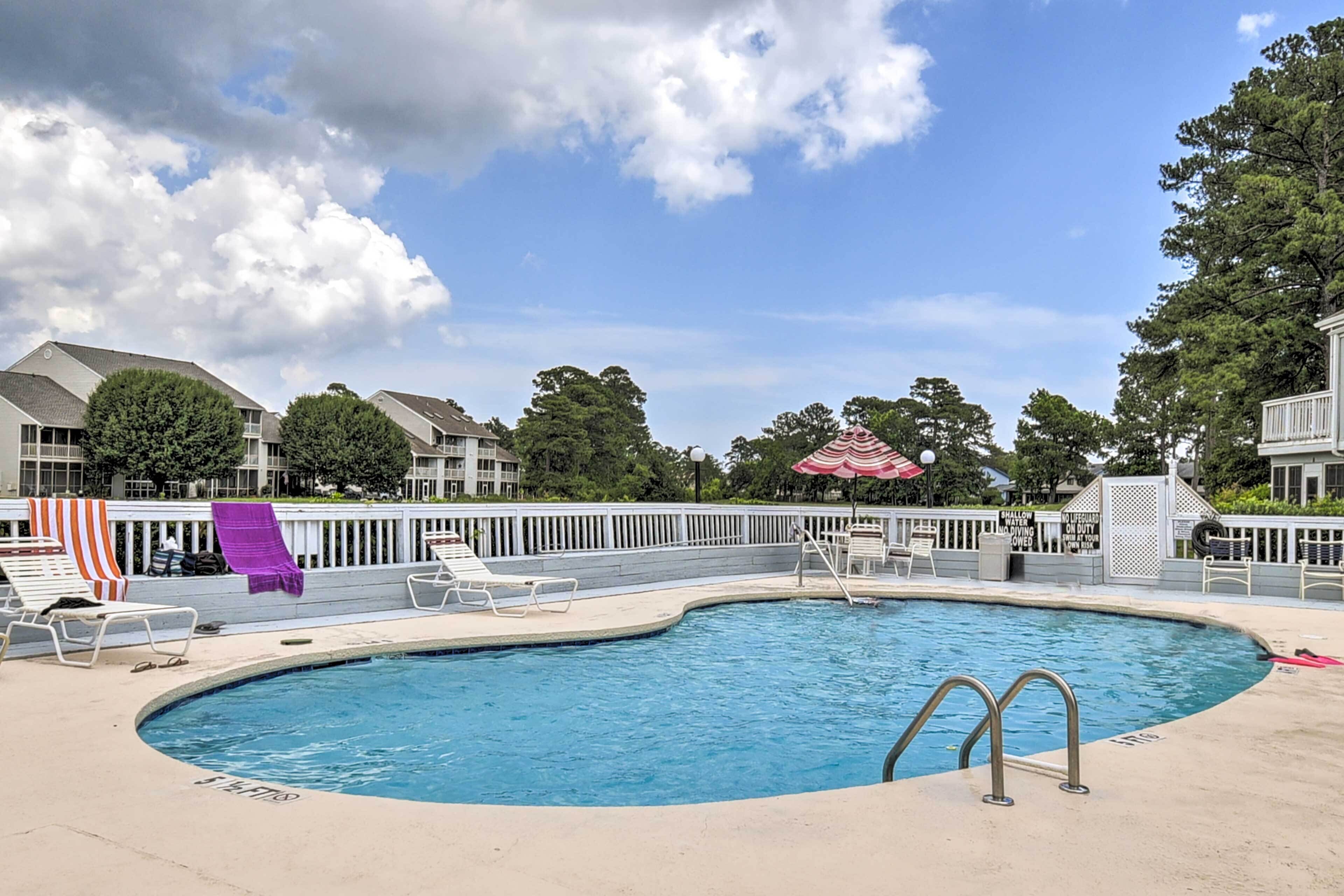 Little River Condo w/ Pool ~ 3 Mi to Beach!