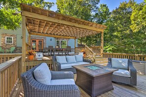 Outdoor dining - Dock & Jet Ski Slip: Lakeside Sunrise Beach Home! (Sunrise Beach)