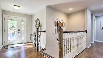 House (5 Bedrooms) | Interior