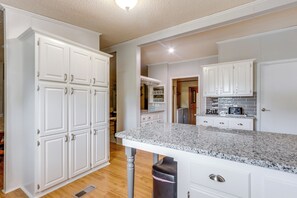 House (3 Bedrooms) | Interior - 8 Mi to Beach: Lake-view Haven in Linn Creek! (Linn Creek)