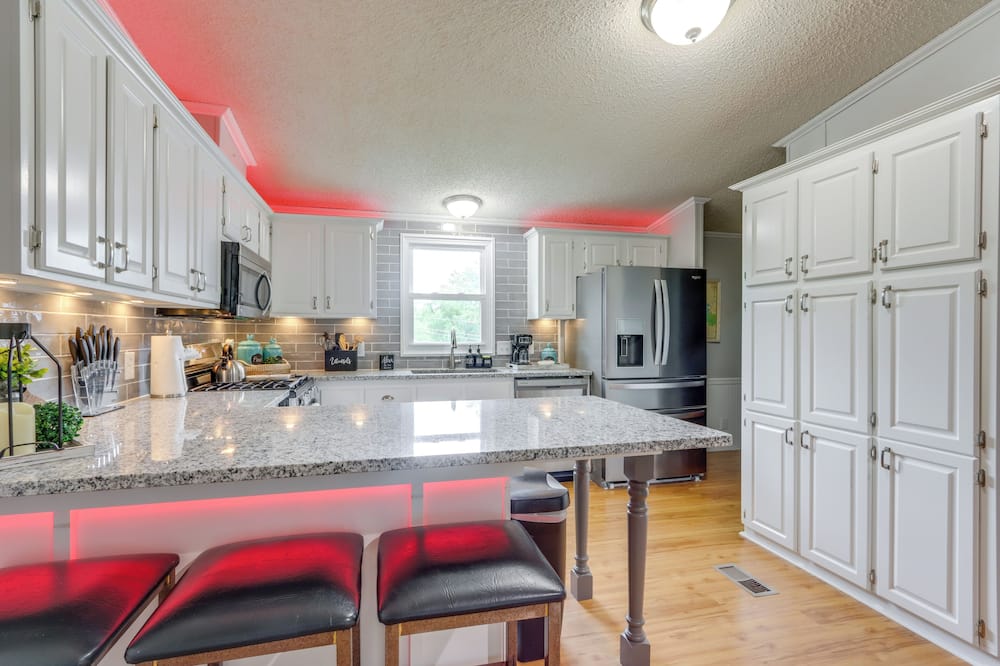 8 Mi to Beach: Lake-view Haven in Linn Creek! - Osage Township, MO
