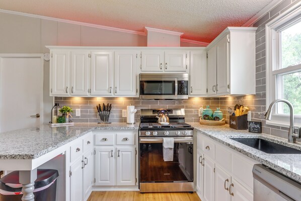 House (3 Bedrooms) | Interior - 8 Mi to Beach: Lake-view Haven in Linn Creek! (Linn Creek)