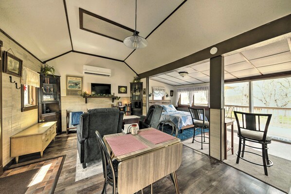 Apartment (0 Bedroom) | Interior - Lovely Couples Escape on Mississippi River! (St. Charles)