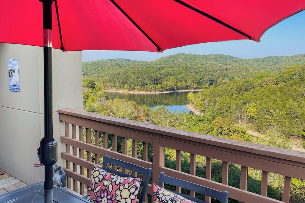 Near Silver Dollar City! Condo w/ Hot Tub & Lake