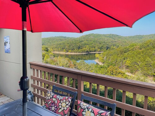 Near Silver Dollar City! Condo w/ Hot Tub & Lake