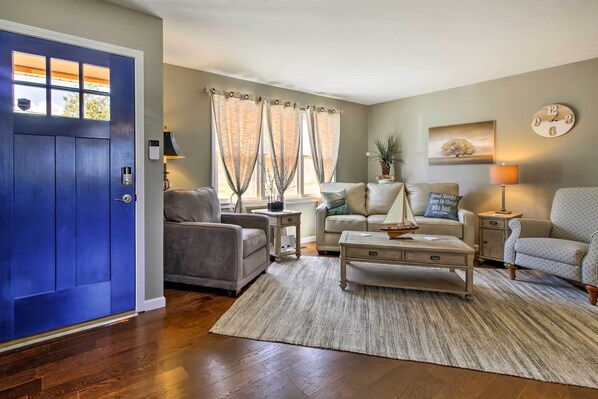 House (3 Bedrooms) | Interior - Modern Abode w/ Patio ~ 1 Mi to Stockton Lake! (Stockton)