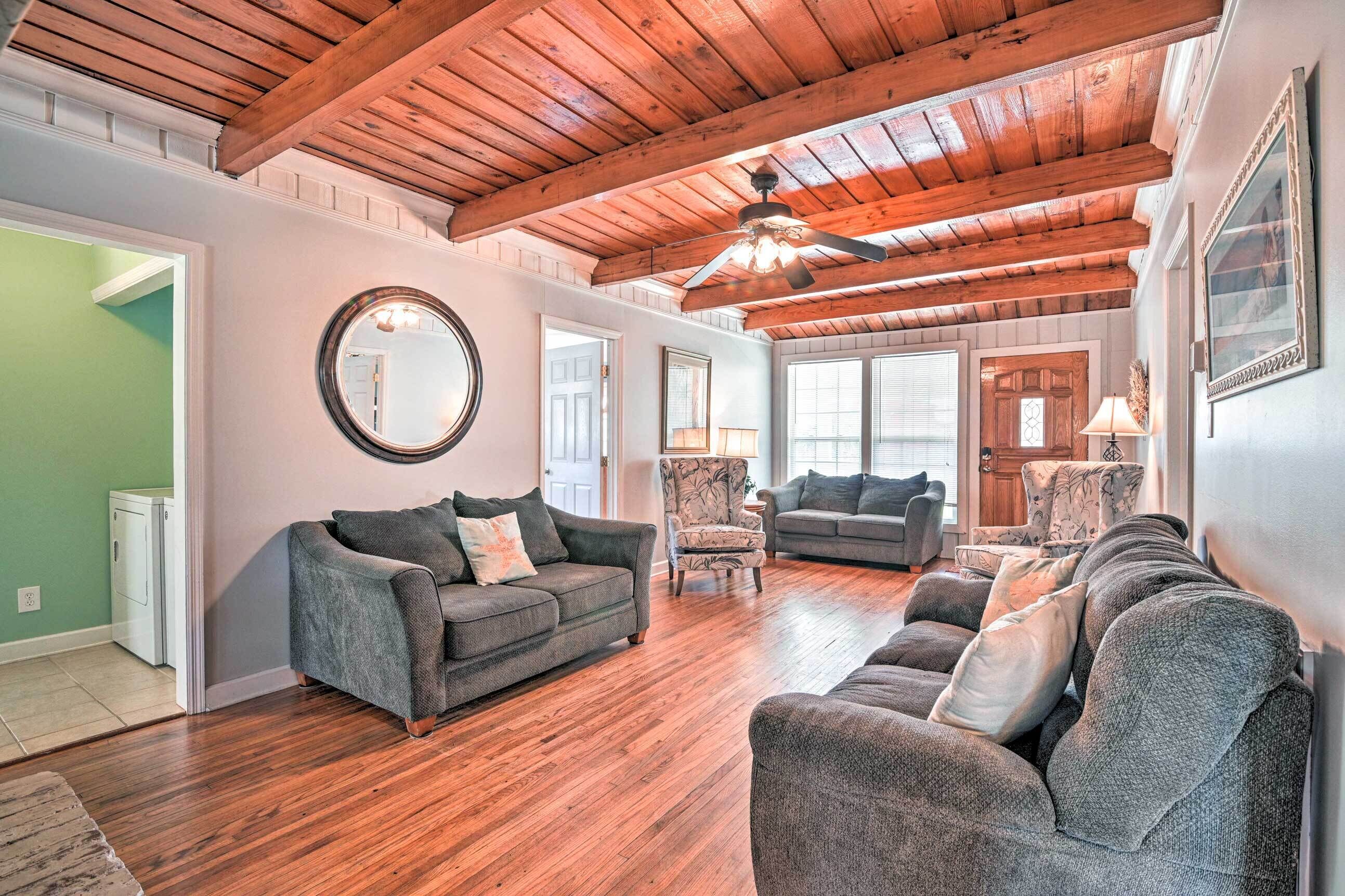 Murrells Inlet Upstairs Unit: 1 Block to Beach!