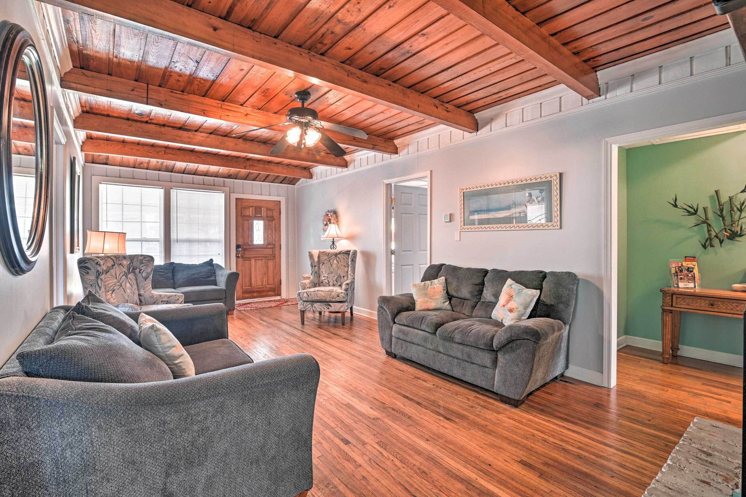 Murrells Inlet Upstairs Unit: 1 Block to Beach!