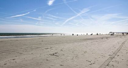 Murrells Inlet Upstairs Unit: 1 Block to Beach!