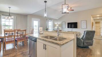 House (3 Bedrooms) | Interior