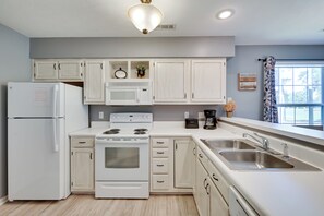 Apartment (2 Bedrooms) | Interior - On the Fairways: Myrtle Beach Condo w/ Pool Access (Myrtle Beach)