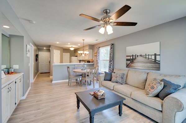 Apartment (2 Bedrooms) | Interior - On the Fairways: Myrtle Beach Condo w/ Pool Access (Myrtle Beach)