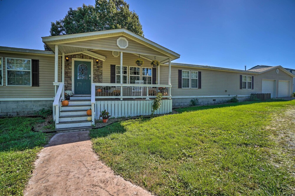 Monett Family Ranch Home w/ Fireplace & Huge Deck!