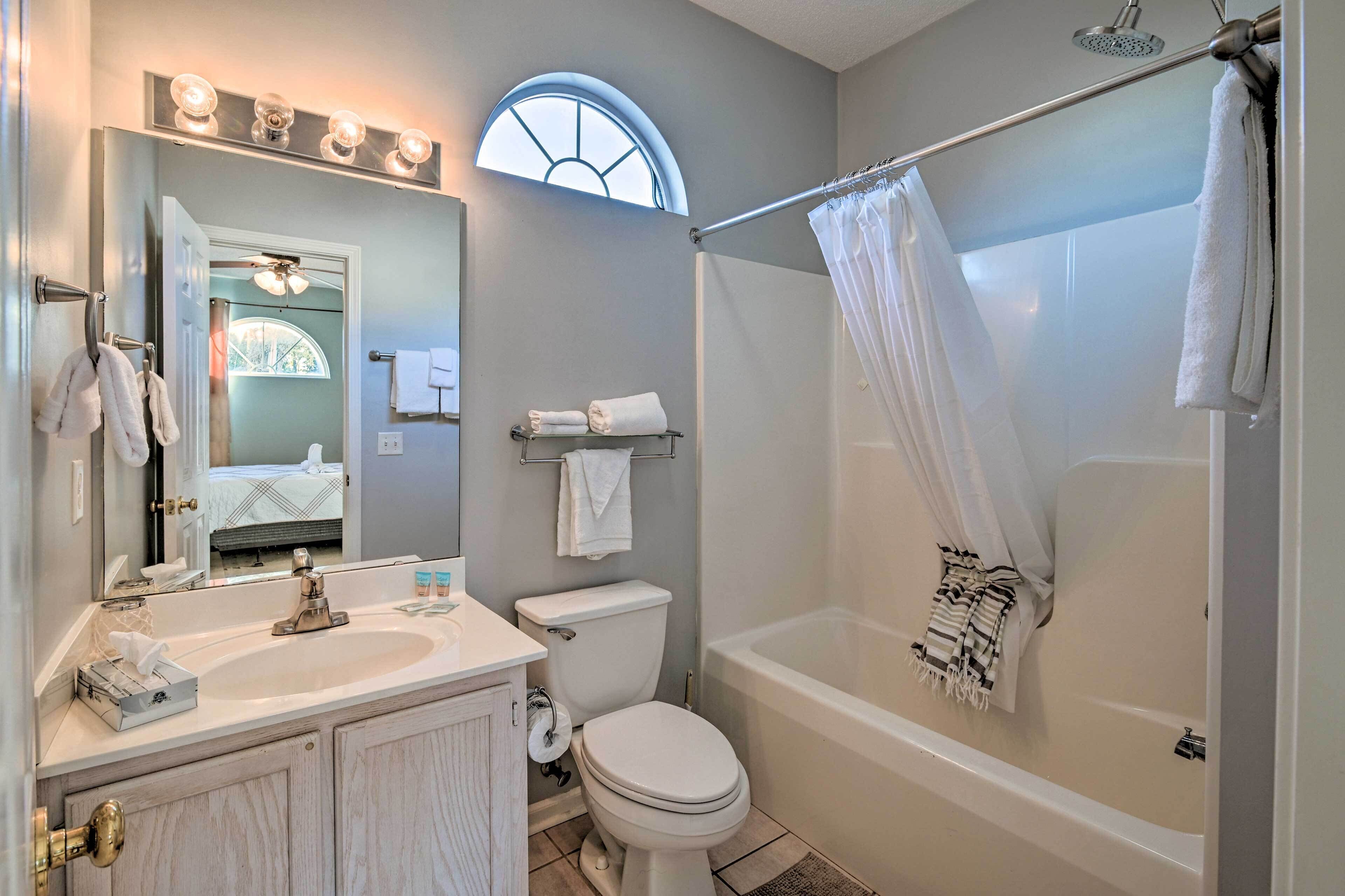 Myrtle Beach Cottage w/ Outdoor Shower & Yard