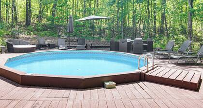 Hot Tub & Trail Access: 'treehouse' in Landrum!
