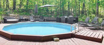 Hot Tub & Trail Access: 'treehouse' in Landrum!