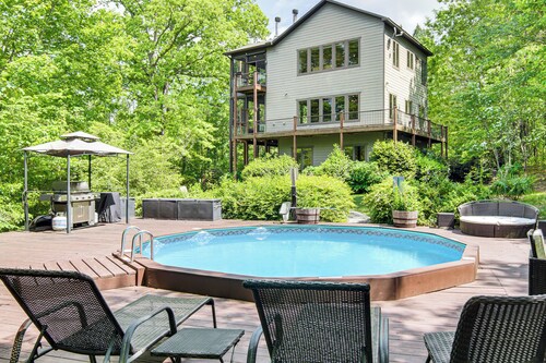 Hot Tub & Trail Access: 'treehouse' in Landrum!