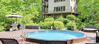 Hot Tub & Trail Access: 'treehouse' in Landrum!