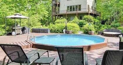 Hot Tub & Trail Access: 'treehouse' in Landrum!