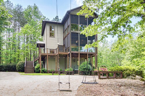 Hot Tub & Trail Access: 'treehouse' in Landrum!