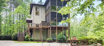 Hot Tub & Trail Access: 'treehouse' in Landrum!