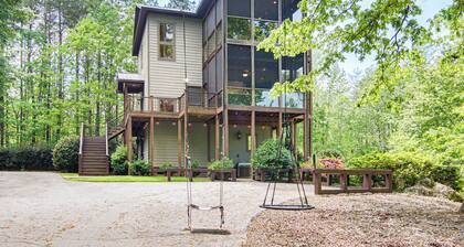Hot Tub & Trail Access: 'treehouse' in Landrum!