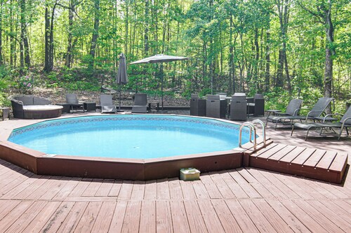 Hot Tub & Trail Access: 'treehouse' in Landrum!