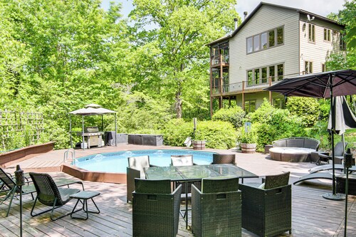 Hot Tub & Trail Access: 'treehouse' in Landrum!