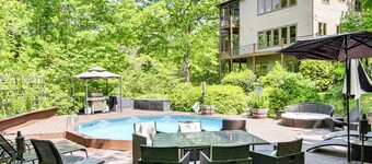 Hot Tub & Trail Access: 'treehouse' in Landrum!