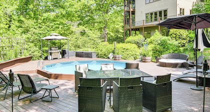 Hot Tub & Trail Access: 'treehouse' in Landrum!