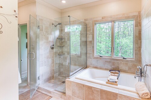 Hot Tub & Trail Access: 'treehouse' in Landrum!