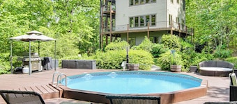 Hot Tub & Trail Access: 'treehouse' in Landrum!