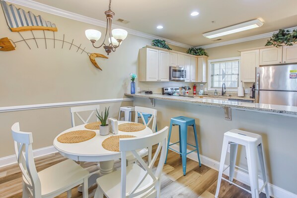 Apartment (2 Bedrooms) | Private kitchen | Cookware/dishes/utensils, paper towels - Screened-in Patio: Myrtle Beach Golf Condo (Myrtle Beach)