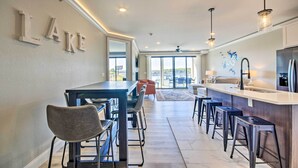 Een moderne keuken met een bar, grote ramen en uitzicht op de omgeving.