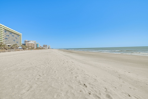 Oceanfront Condo in Myrtle Beach: Near Restaurants