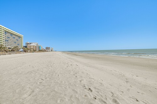 Oceanfront Condo in Myrtle Beach: Near Restaurants