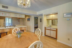 Apartment (2 Bedrooms) | Interior - 3 Blocks to Ocean: Resort Condo in Myrtle Beach! (Myrtle Beach)