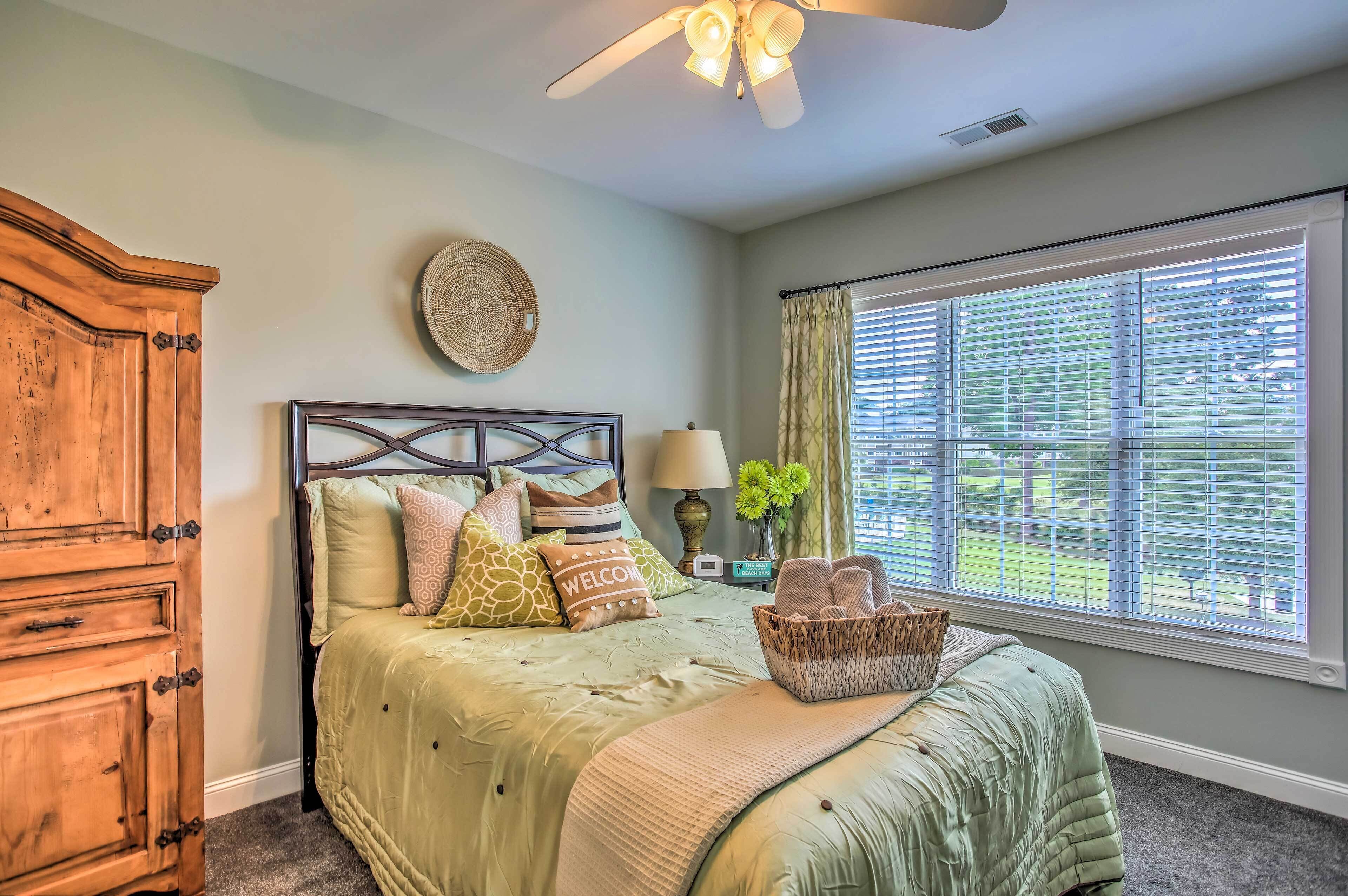 'No Rush Fore' Condo Near Beaches & Golfing!