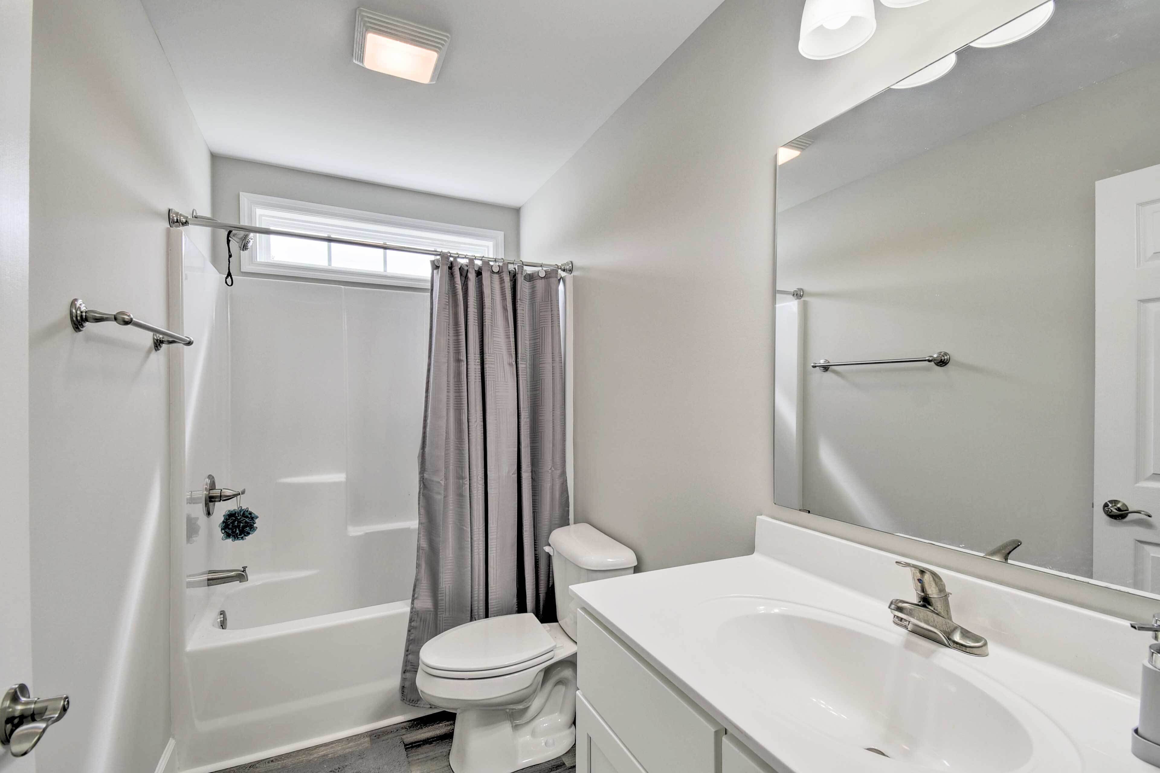 Ein modernes Badezimmer mit Badewanne, Toilette und Waschbecken.