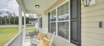 3 Mi to Golf: Loris Home w/ Big Private Yard!
