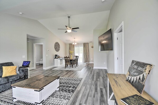 House (3 Bedrooms) | Interior - 3 Mi to Golf: Loris Home w/ Big Private Yard! (Loris)