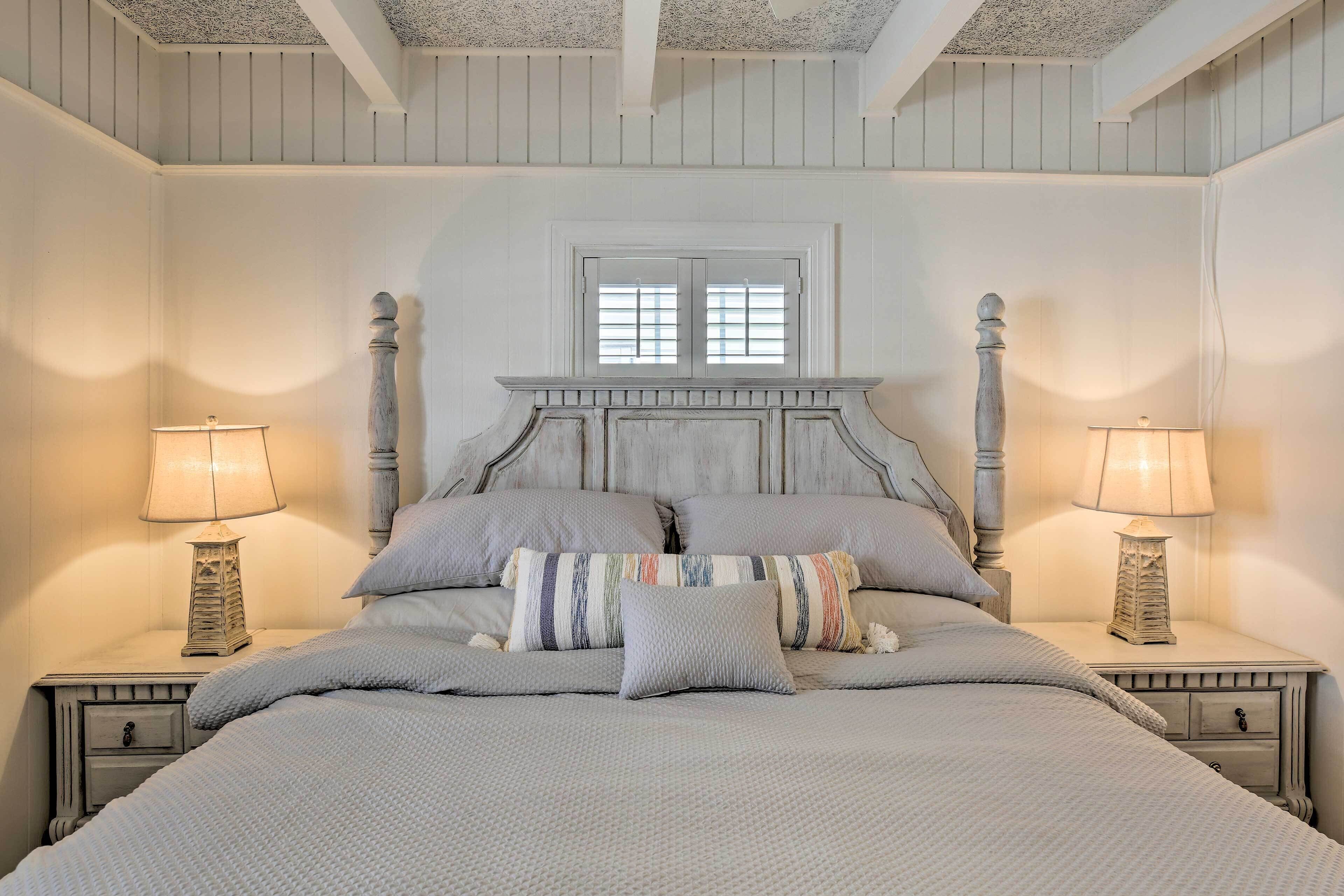 North Myrtle Beach Home: Steps to the Beach!