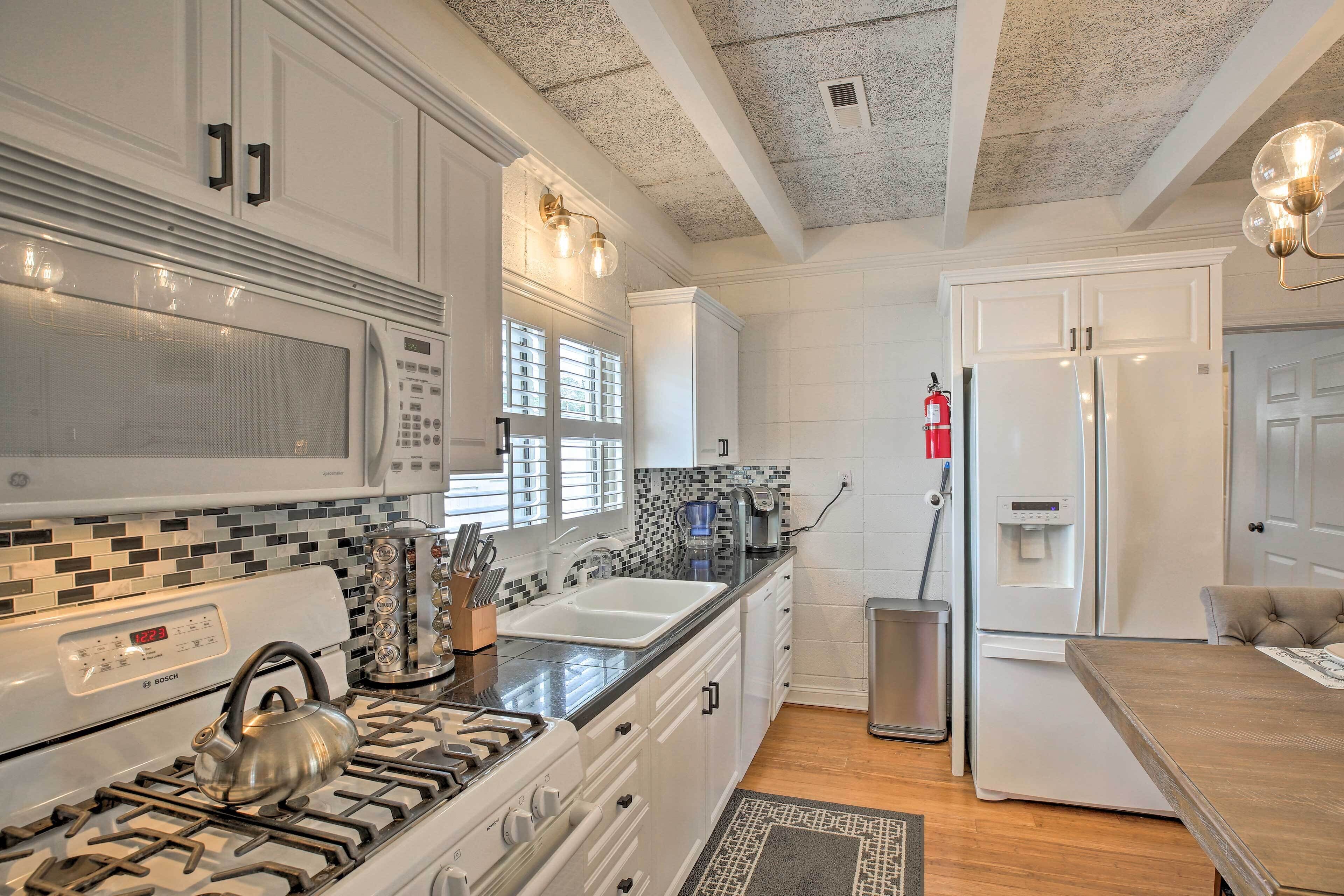 North Myrtle Beach Home: Steps to the Beach!