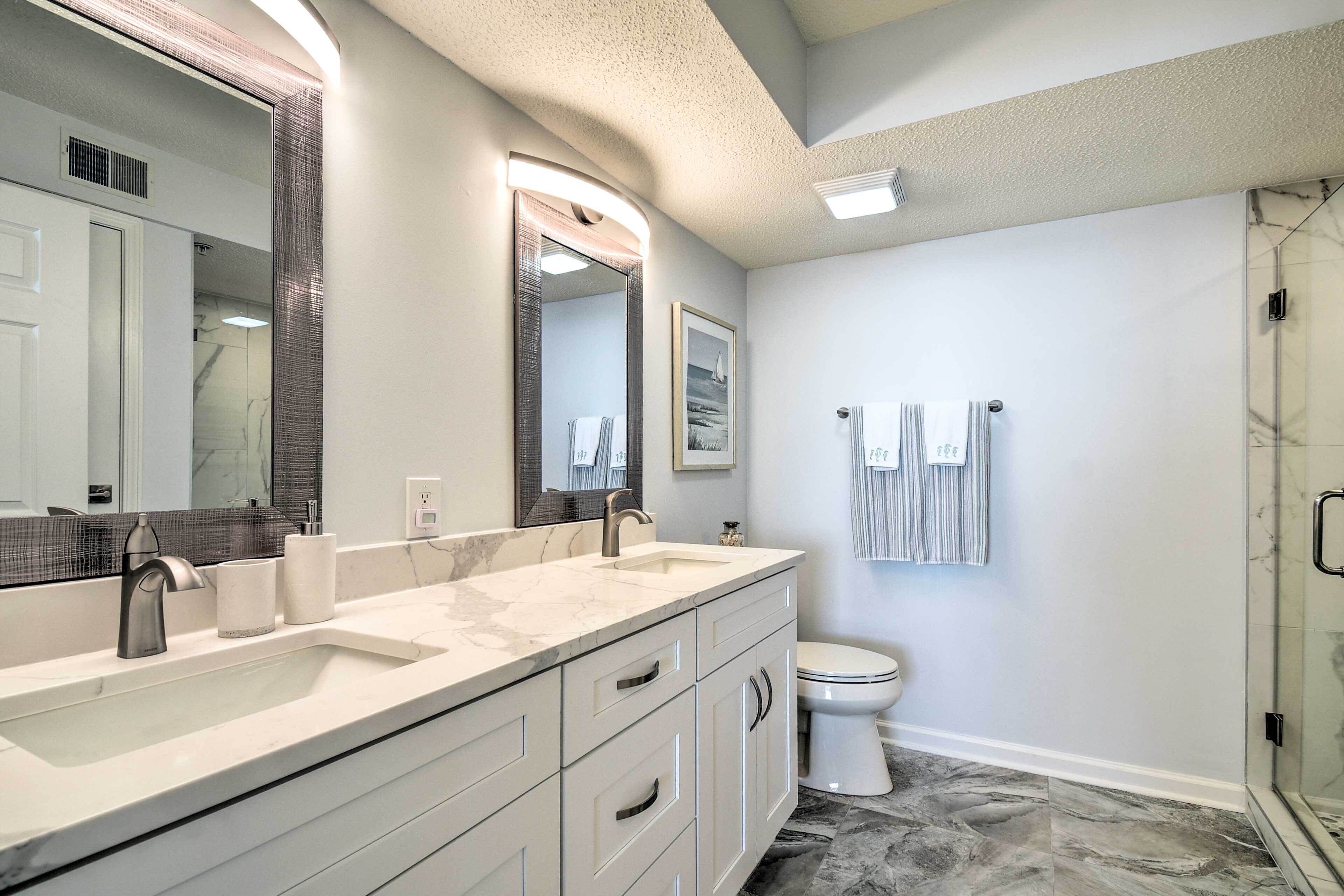 Un bagno moderno con un ampio lavabo, una doccia e un WC.