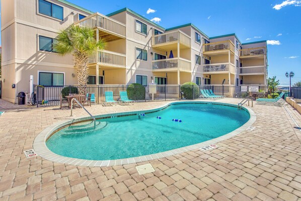 Apartment (2 Bedrooms) | Front of property - Walk to Beach + Pier: Quiet Condo in Myrtle Beach (Myrtle Beach)
