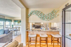 Apartment (2 Bedrooms) | Interior - Walk to Beach + Pier: Quiet Condo in Myrtle Beach (Myrtle Beach)