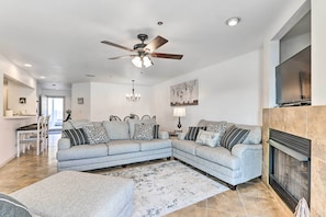 TV, books - Parkview Bay Condo: Resort Pools & Lake View! (Osage Beach)